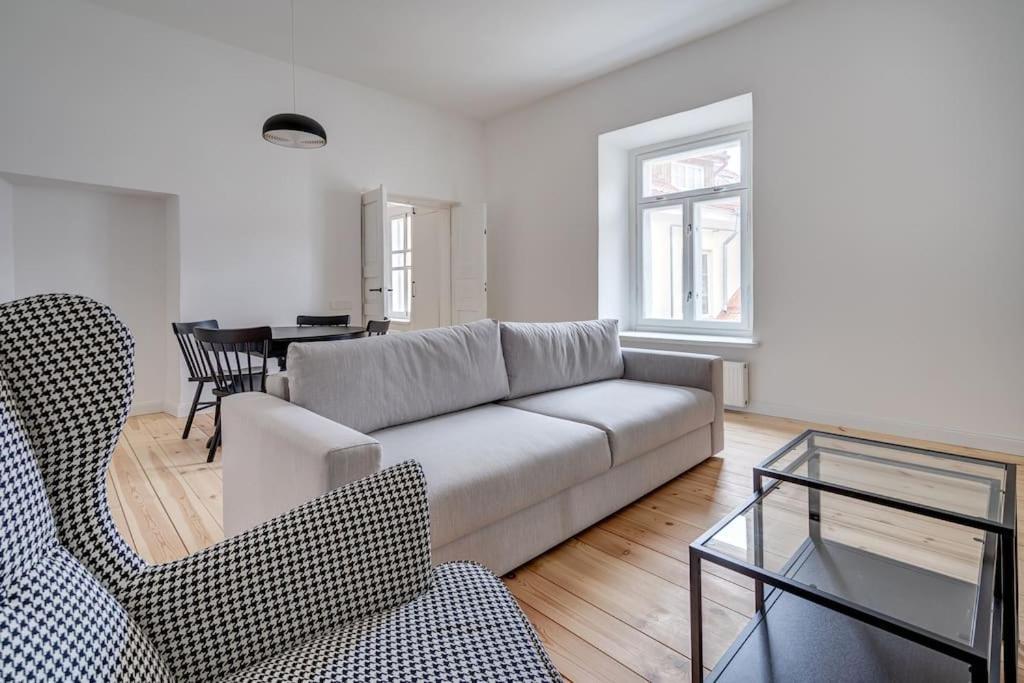 Spacious 2-Bedroom Flat In Old Town By Urban Rent VNO Dış mekan fotoğraf